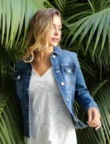 Campera de jean azul de la marca Baccini, con cuello solapa, bolsillos delanteros y cierre frontal con botones metálicos.