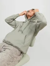 Canguro verde oliva de manga larga con capucha y fit regular. Tiene un bolsillo tipo canguro y estampado de goma con la palabra "Originals".