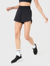 Short deportivo negro 2 en 1 con calza incorporada y pretina ancha. Cuenta con bolsillos laterales.