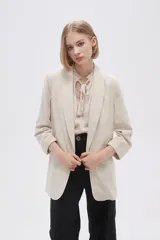 Blazer color verde oliva, de corte entallado y mangas 3/4 con botón.