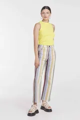 Remera negra sin mangas con cuello alto.