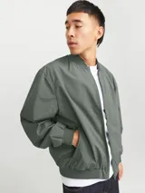 Campera bomber verde militar, de manga larga con cuello baseball y fit cómodo. Diseño con cierre frontal de cremallera, bolsillos delanteros funcionales y puños de canalé.