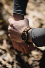 Reloj Vernoir con caja de madera de Zebrano y malla de Chacate Preto con incrustaciones de madera de Zebrano. Esfera negra con marcadores minimalistas en blanco y manecillas negras.