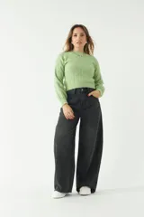 Sweater azul con diseño de ochos y cuello redondo.