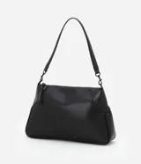 Bolso de hombro negro con textura croco, confeccionado en poliuretano. Cuenta con cierre de hebilla, asa de mano y correa larga desmontable.