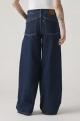 Pantalón de jean azul oscuro, corte super baggy, tiro alto y pierna extra ancha.