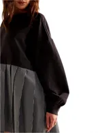 Sudadera con diseño de rayas en la parte inferior, en color negro con mangas amplias.