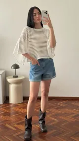 Buzo calado color blanco, de mangas 3/4 y corte holgado.