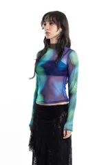 Remera de mangas largas de tul con cuello alto y estampado abstracto en tonos verdes, azules y violetas.