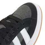 Championes Adidas Campus 00S, color negro con las tres tiras blancas y suela blanca con base marrón.