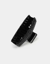 Broche de plástico negro con diseño de rejilla.