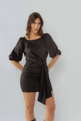 Vestido corto color beige, de lino, con mangas globo, corte en la cintura y lazo ajustable.