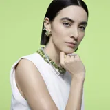 Collar con colgante Swarovski de la familia Millenia, con una circonita cuadrada transparente de talla escalonada enmarcada por piedras de talla brillante más pequeñas, engarzada en baño de rodio y cadena fina con cierre de mosquetón. Diseñado por la directora creativa Giovanna Engelbert.