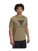 Remera deportiva Under Armour Project Rock, color blanco, de corte clásico y mangas cortas. Presenta un estampado frontal con el logo de Project Rock y la leyenda "Project Rock".