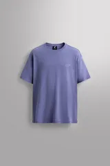 Camiseta lila de algodón con cuello redondo, manga corta, corte relaxed fit y estampado gráfico en el pecho.