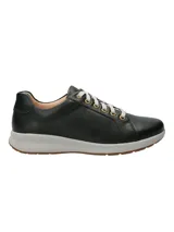 Zapatilla urbana de cuero color dorado, con cordones y suela blanca.