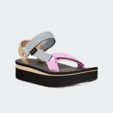 Sandalias Teva modelo Platform Universal con plataforma alta y correas de tela en colores pastel: verde agua, rosa y lila.