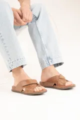 Sandalias marrones de cuero con textura tipo cocodrilo, tiras cruzadas y suela plana.