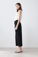Pantalón culotte negro de pierna ancha.