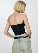 Top color piel, sin mangas, palabra de honor y corte crop.