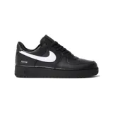 Zapatillas Nike Air Force 1 Low Supreme de cuero negro con swoosh blanco y logo de Supreme en el lateral.