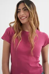 Remera básica de algodón color fucsia, de corte clásico y cuello redondo.