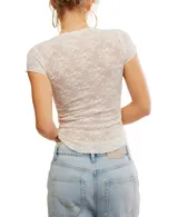 Remera de encaje color blanco, de mangas cortas y corte ajustado.