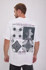 Camiseta blanca de algodón con estampado en la espalda con motivos geométricos y texto en color lila.