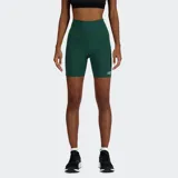 Shorts deportivos New Balance de tiro alto, color verde oscuro, corte ajustado y confeccionados con tejido elástico y suave que absorbe la humedad. Presentan el logo NB en la pierna izquierda.
