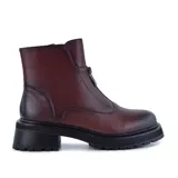 Bota corta negra de cuero sintético, con caña baja, cierre frontal con cremallera, suela track y taco cuadrado bajo.