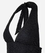 Vestido corto negro con escote profundo, breteles que se atan al cuello y espalda descubierta. Confeccionado en encaje texturizado con forro interno y ruedo con encaje.