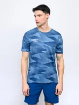 Remera de entrenamiento azul con estampado geométrico en tonos más claros.