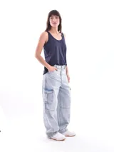 Musculosa blanca de breteles finos y escote redondo.
