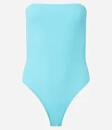 Body marrón sin breteles, confeccionado en tejido rib con textura acanalada y cierre con botones a presión en la entrepierna.