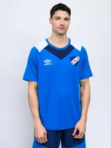 Remera de entrenamiento Umbro del Club Nacional de Football, con cortes y cambios de color.