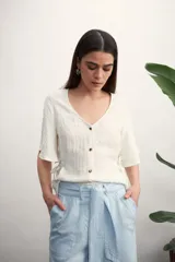 Camisa blanca de mangas cortas con botones.