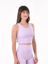 Top deportivo lila de lycra, corte cropped y espalda deportiva.
