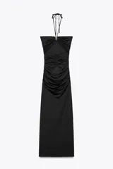 Vestido midi negro confeccionado en hilatura con mezcla de poliamida. Escote recto y tirantes finos ajustables con lazadas. Detalle de aplicación metálica en delantero y cut out. Drapeado lateral.