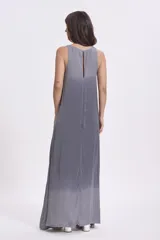 Vestido largo gris con efecto degradado en el ruedo, corte holgado y cuello redondo.