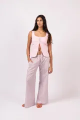 Pantalón pijamero de rayas con cintura elástica y bolsillos laterales, confeccionado en algodón.