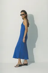 Vestido midi negro de lino con breteles finos y escote en V.