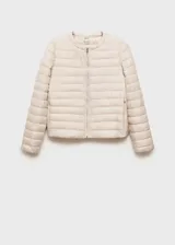 Campera acolchada color beige con cierre frontal y cuello redondo.