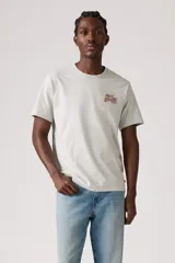 Remera gris de corte recto con logo de Levi's estampado en el pecho.