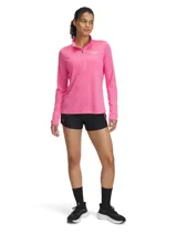 Short deportivo Under Armour negro con cintura elástica con logo de la marca en rosa y detalles laterales en rosa.