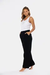 Pantalón de lino y viscosa color negro, con media cintura elastizada, bolsillos laterales y bolsillos decorativos en la parte trasera.