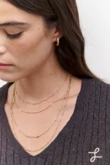 Sweater de punto marrón con escote en V y mangas largas.