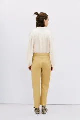 Pantalón de cuero ovino color dorado, de corte recto y largo al tobillo.