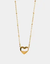 Cadena dorada con dije de corazón calado, con cierre de mosquetón.
