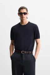 Camiseta azul marino de punto con mezcla de viscosa, corte regular fit, cuello redondo, manga corta y terminaciones en rib.