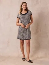 Camisón corto de tejido suave estampado con diseño animal print, marca René Rofé. Tiene escote redondo con aplique de moña y mangas cortas con ribete negro.